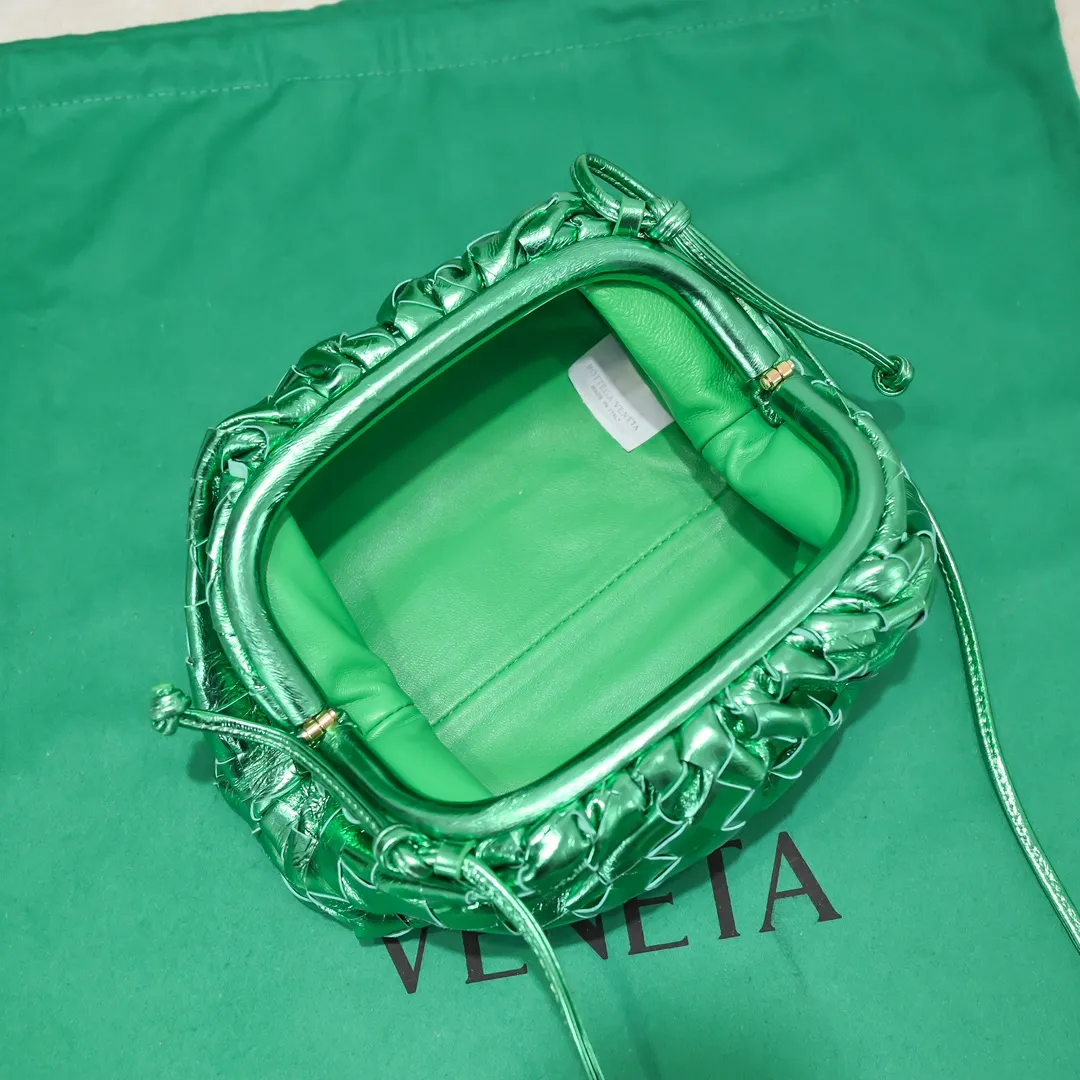Bv 2022 early spring new cloud bag is launched as one of the classic models. The designer adopts a different and brand-new look to appear in the public eye. The texture of deerskin is more wear-resistant and easy to care for than traditional leather. It is unexpectedly good to match. It is full of style when you take it. It is sparkling in daily light. It is even more sparkling and lovely in the sun. Every time it is new, it can make people's eyes shine. It’s hard not to fall in love with it, model number: 6671#, size 22x13x5cm